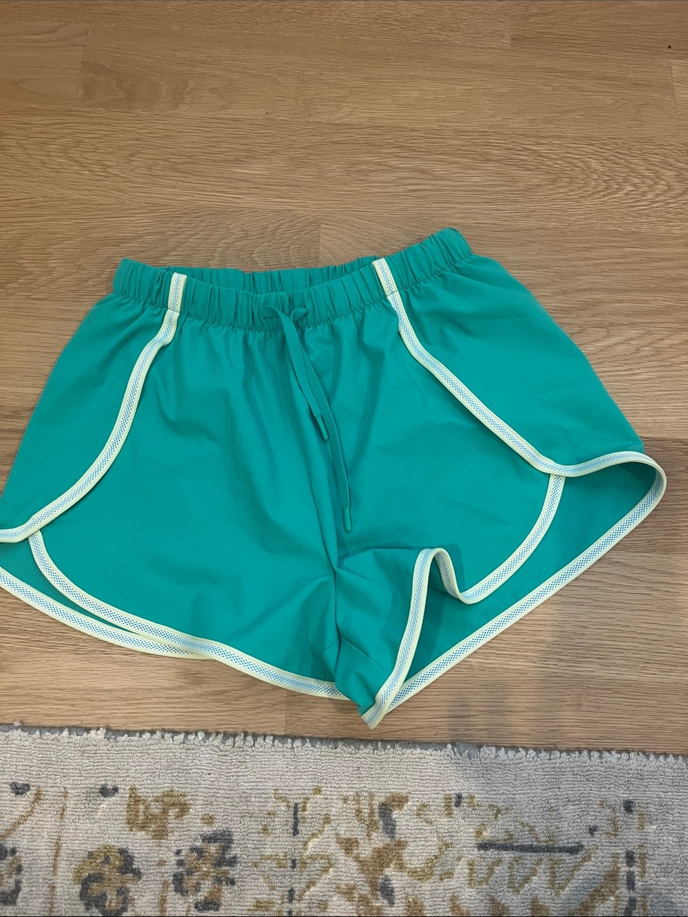 all in motion Woven Pop Trim 3” inseam shorts green